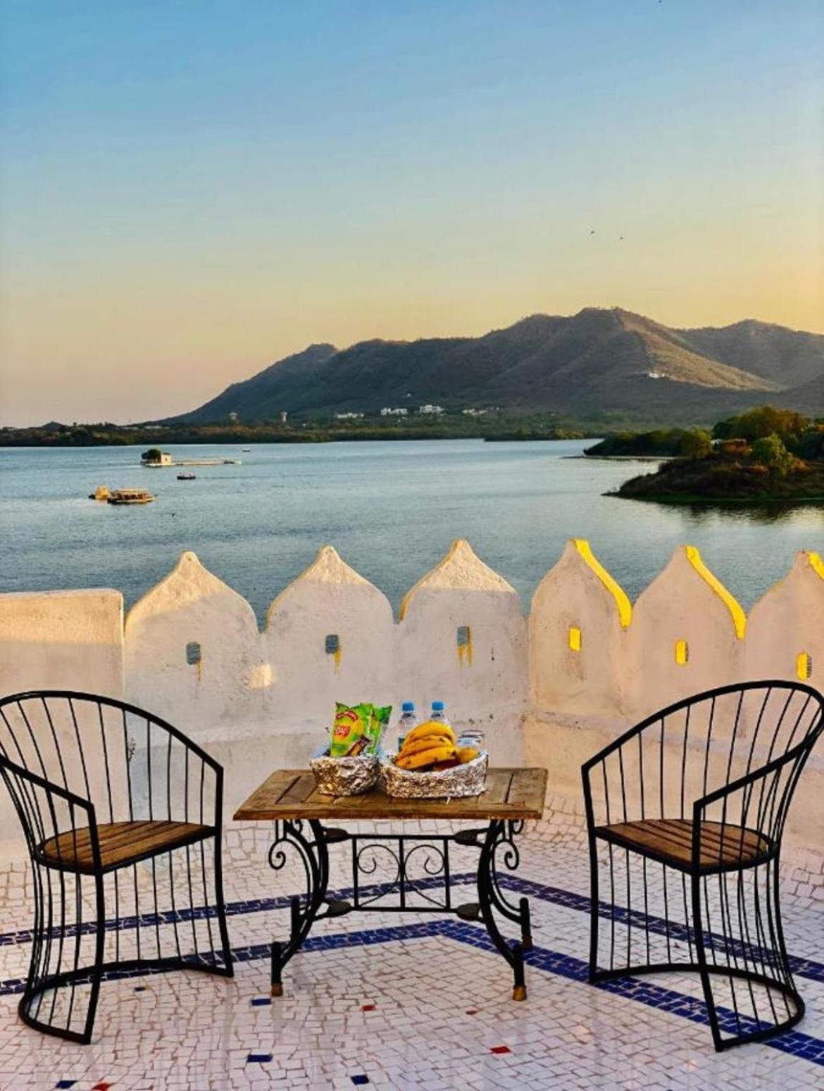 Vallabhgarh A Lake Facing Balcony Udaipur Exterior foto